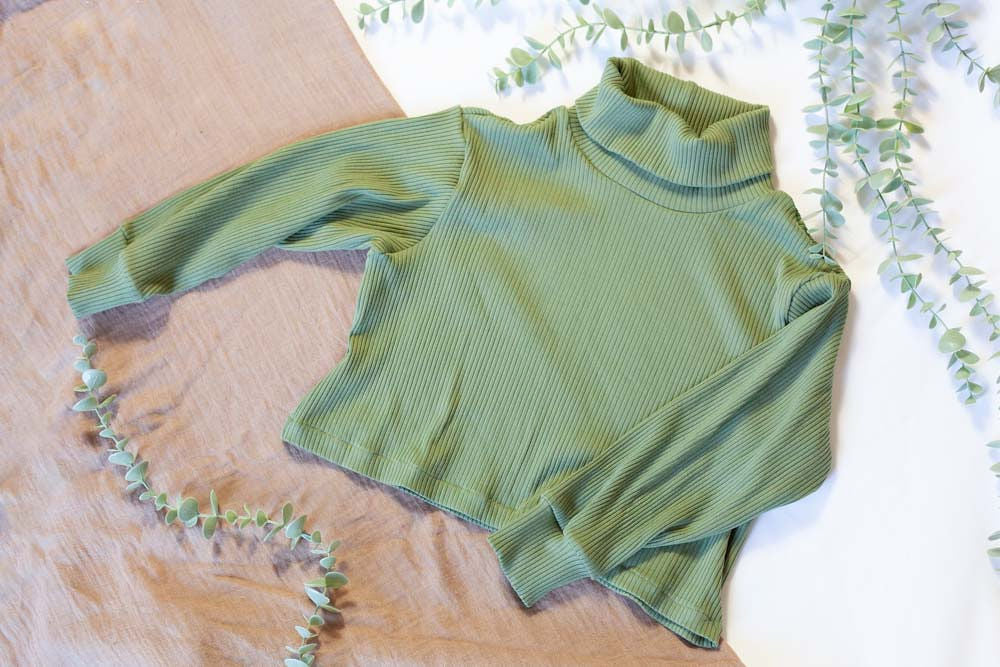 Chandail col roulé crop en bambou