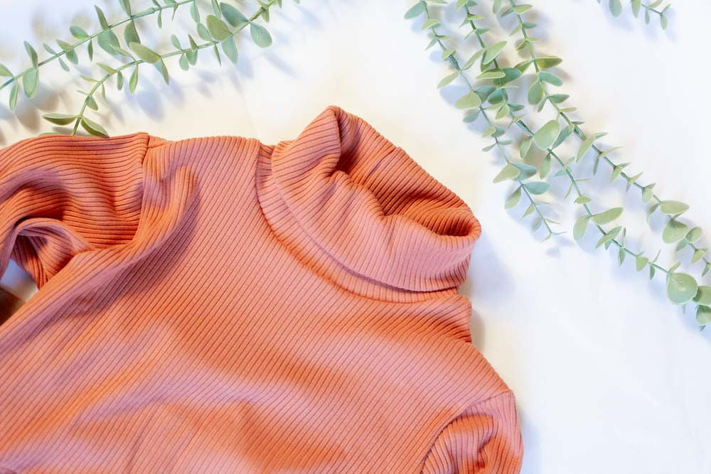 Chandail col roulé crop en bambou